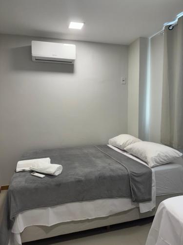 En eller flere senge i et værelse på Edifício Coliseum Residence