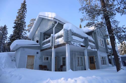 une maison couverte de neige dans l'établissement Luosto Villa D, à Luosto