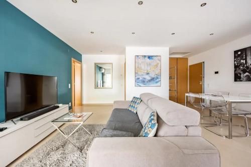 Brand New apartment, central w/pool and parking