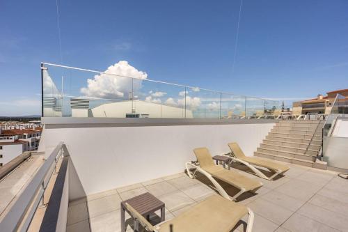 Brand New apartment, central w/pool and parking
