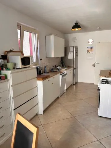 1 Zimmer mit Aussicht und 1 Zimmer mit Balkon in 4 Zimmer Wohnung, Szene, Parks und Top Lage photo 9