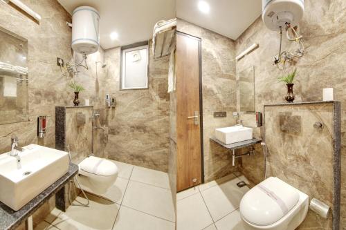 Ένα μπάνιο στο Hotel Armani Free Airport Pickup Aur Drop