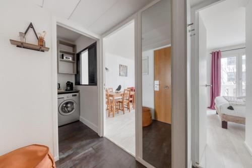 une chambre avec un couloir et une salle à manger dans l'établissement Le Rustique - Porte de Versailles Apartment, à Issy-les-Moulineaux