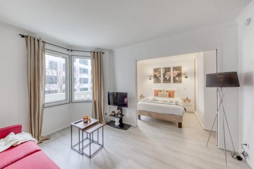 une chambre avec un lit et une télévision dans l'établissement Le Rustique - Porte de Versailles Apartment, à Issy-les-Moulineaux
