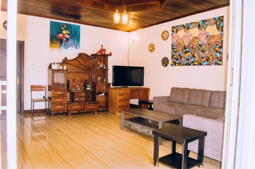 TV a/nebo společenská místnost v ubytování Green Nest Homestay