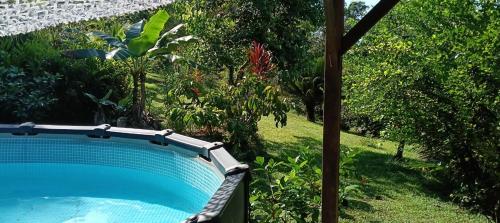 Piscina a Le Petit Maripa o a prop