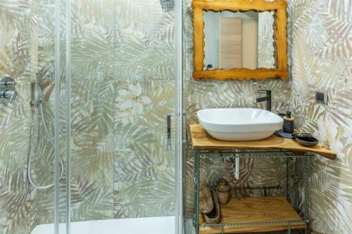 a bathroom with a sink and a shower at Casicarillo 800 in Serino