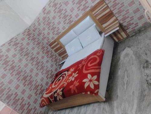 une représentation d'un petit lit dans une chambre en briques dans l'établissement Hotel O prream view, à Moradabad