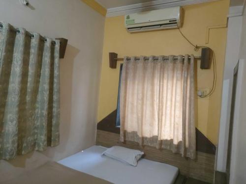 Ένα ή περισσότερα κρεβάτια σε δωμάτιο στο Hotel O Sai Shivnery