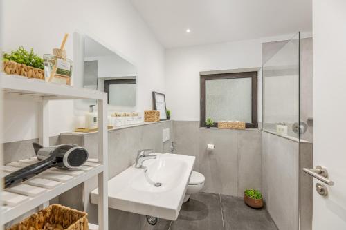 Koupelna v ubytování Amaela Design-Wohnung, SAP, Parkplatz, Balkon, NEU
