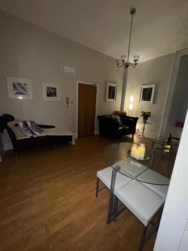 Ένα ή περισσότερα κρεβάτια σε δωμάτιο στο Modern Stylish Jesmond Apartment with parking.