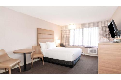 Postel nebo postele na pokoji v ubytování Hotel O Efficiency De Luxe Near Lake Charles Sulphur