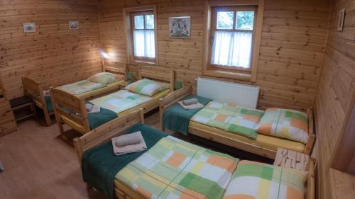 Postel nebo postele na pokoji v ubytování Bak Vendéglő faházak