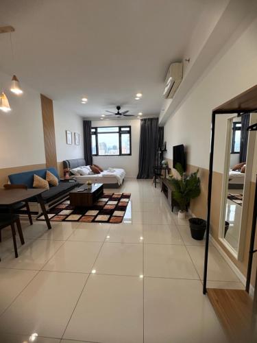 ein Wohnzimmer mit Sofa und Tisch in der Unterkunft Chambers Luxury Studio KLCC by Velvet Aurum in Kuala Lumpur
