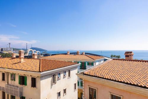 een groep gebouwen met de oceaan op de achtergrond bij Lotus Home Cafe in Phu Quoc