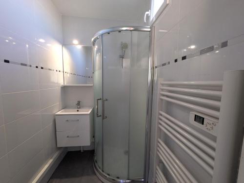 ein weißes Badezimmer mit Dusche und Waschbecken in der Unterkunft STUDIO Terrasse Plage CLIM WIFI Park in Palavas-les-Flots
