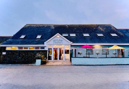 セント・デイビッズにあるOcean Haze Hotelの傘前の建物