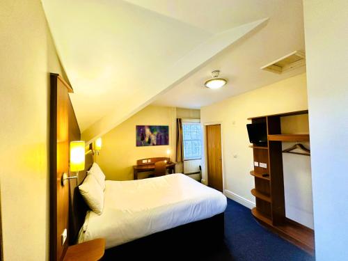 Ένα ή περισσότερα κρεβάτια σε δωμάτιο στο ALTY Hotel