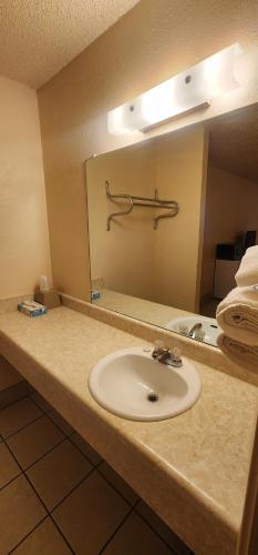 Koupelna v ubytování Chaparral Motel Victoria TX, Hwy 59