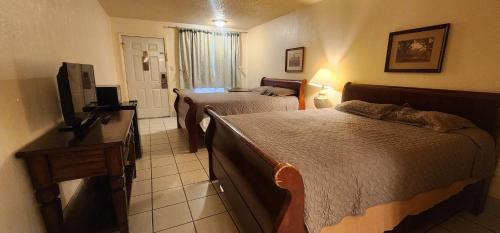 Postel nebo postele na pokoji v ubytování Chaparral Motel Victoria TX, Hwy 59