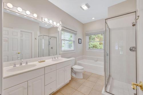 Un baño con lavabo, inodoro y ducha. en SM07: 7 Silver Moss, en Kiawah Island