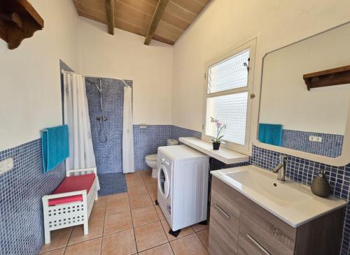 ein Badezimmer mit Waschbecken und Waschmaschine in der Unterkunft Villa Hortet den Joan By home villas 360 in Alcúdia