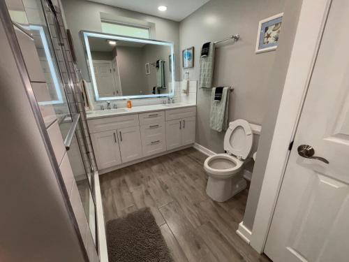 Ένα μπάνιο στο Flounder - Newly Updated 1st Floor Kit W&D 3 Miles to Beach