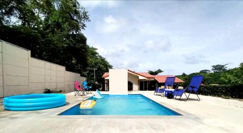 une piscine avec un frisbee et quelques chaises dans l'établissement Casa Chika, Playa Grande Guanacaste, Casa Completa, à Cuajiniquil