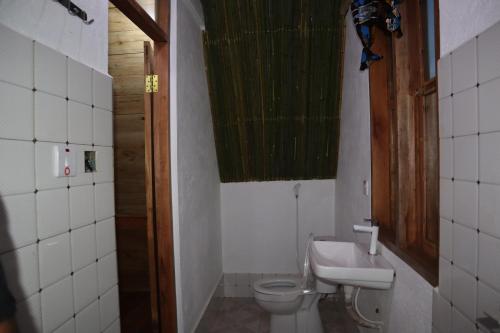 ein Badezimmer mit Toilette und Waschbecken in der Unterkunft Malasy camping site in Makungulu