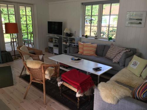 una sala de estar con un sofá y una mesa en Perfect Base Near Beach And Shops, en Bøtø By
