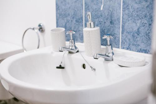 Koupelna v ubytování The Millfields, Gated 3-Bed House with 2 Parking Spaces