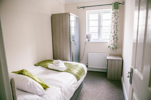 Postel nebo postele na pokoji v ubytování The Millfields, Gated 3-Bed House with 2 Parking Spaces