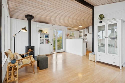 Kuchyň nebo kuchyňský kout v ubytování Lovely Bright Cottage Near Karrebæksminde