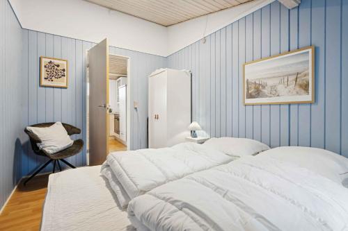 Postel nebo postele na pokoji v ubytování Lovely Bright Cottage Near Karrebæksminde