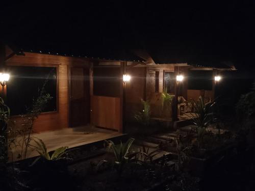 Κήπος έξω από το Tetebatu River Side BUNGALOWs