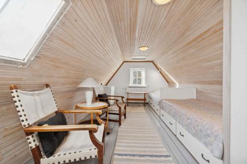 een kamer met 2 bedden en een bureau bij Family-Friendly Beachside Holiday Home in Arnager