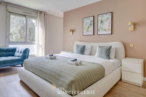 Residence d'Exception - 5 Chambres aux Portes de Paris في سان-كلو: غرفة نوم بها سرير كبير عليه حيوانان محشوان