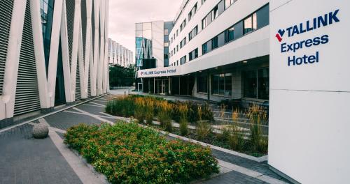 タリンにあるタリンク エクスプレス ホテルの「ヴァレーリンク エクスプレス ホテル」と書かれた看板のある建物