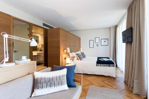 a bedroom with a bed, desk, and chair at Hotel de Charme Laveno in Laveno-Mombello