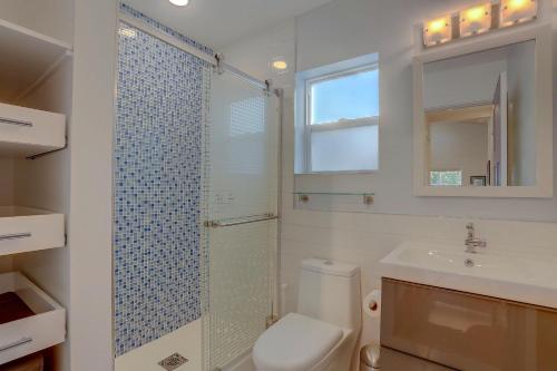 Un baño con ducha, inodoro y lavabo. en Mod Pod, en Bend