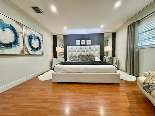 Un dormitorio grande con una cama y un sofá. en The Hollywood Beach Experience, en Hollywood