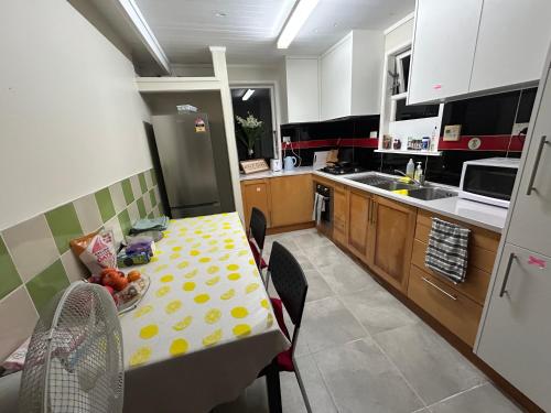 Η κουζίνα ή μικρή κουζίνα στο Auckland Northcote Holiday home