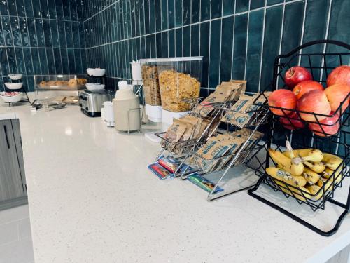 eine Küchentheke mit Körben voller Obst und anderen Lebensmitteln in der Unterkunft La Quinta by Wyndham Atlanta Roswell in Roswell