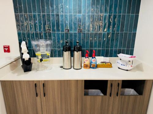 een aanrecht met flessen en een blender erop bij La Quinta by Wyndham Atlanta Roswell in Roswell