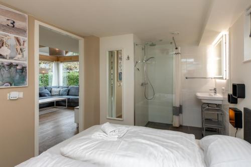 Koupelna v ubytování Zonnedorp 17 Zeewinde Renesse: Comfortabele vakantiewoning nabij het strand