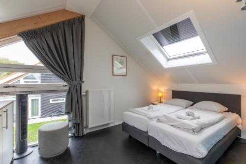 Postel nebo postele na pokoji v ubytování Zonnedorp 17 Zeewinde Renesse: Comfortabele vakantiewoning nabij het strand