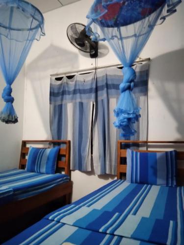 Una cama o camas en una habitación de Sigiriya Lions Rest Hostel