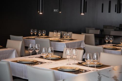 マプトにあるWL Hotel Maputo Executiveのワイングラスをかけたテーブル