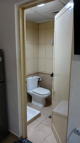 ein Badezimmer mit einer weißen Toilette in einem Zimmer in der Unterkunft Daily Basis Furnished rooms Deira in Dubai