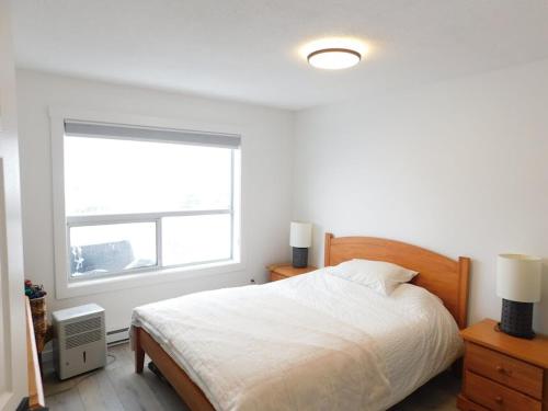 En eller flere senge i et værelse på Drive Up Condo - Walk to Mount Washington